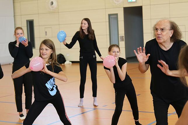 Arbeiten gegen einen Widerstand, der nur in der Fantasie existiert – Peter Mim macht es vor und die Schüler der Musical AG nahmen seine ...
