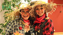 Alexandra Vetter (links) und Alissa Paschke (rechts) im stilechten Vogelscheuchenoutfit.en.