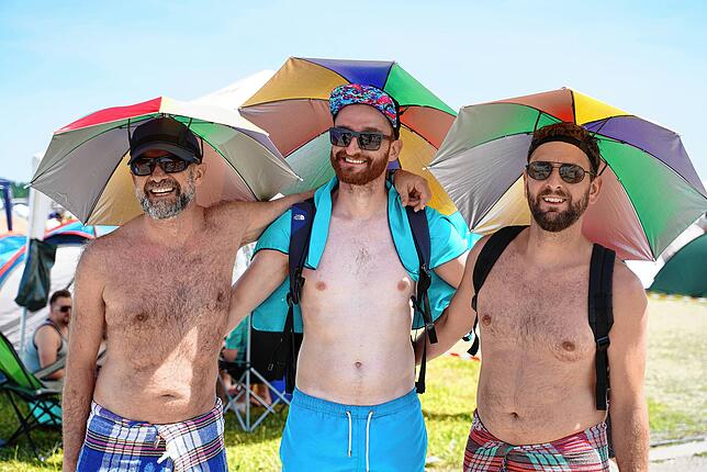 Harald Döpferl, Stefan Lutz und Mevlüt Demirtas aus Memmingen haben sich als Sonnenschutz etwas ganz Besonderes mitgebracht.