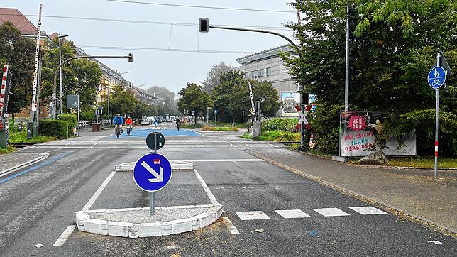 Der Bahnübergang an der Fahrradstraße: Immer wieder überqueren hier Personen die Bahngleise bei geschlossener Schranke.