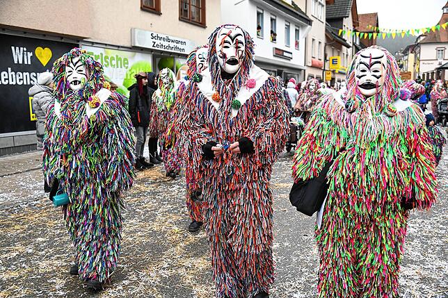 Bild 32: Großer Umzug in Tennenbronn mit 20 Musik- und Narrengruppen
