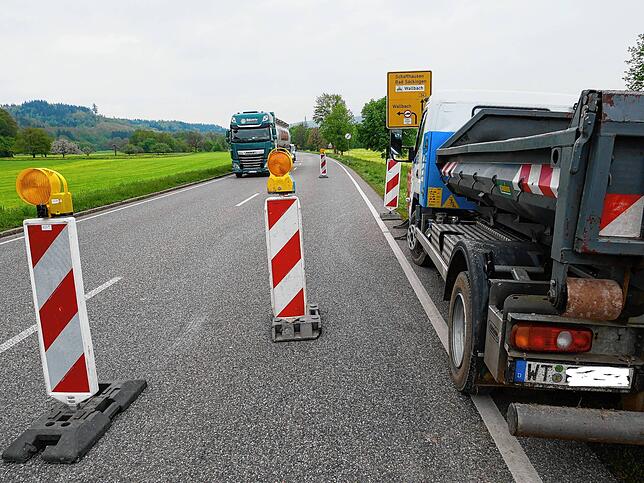 Ein mit Erdreich beladener Lastwagen steht auf dem abgesperrten Abschnitt der B34 auf Höhe des Wasserrohrbruchs.