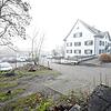 Auf dem Parkplatz neben dem Weltkloster, dem Wein-Mayer-Areal, möchte die Stadt ein Ärztehaus bauen lassen.