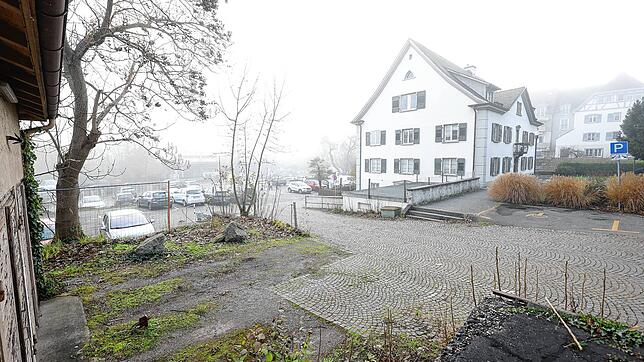 Auf dem Parkplatz neben dem Weltkloster, dem Wein-Mayer-Areal, möchte die Stadt ein Ärztehaus bauen lassen.