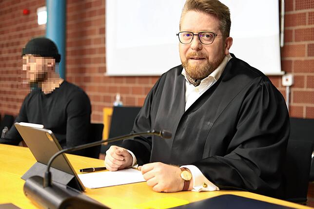 Rechtsanwalt Andreas Henneman (rechts) verteidigt den 29-jährigen Mann vor dem Landgericht in Konstanz.