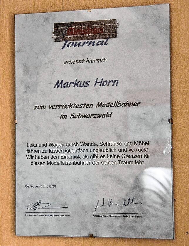 Diese lustige Auszeichnung hat Horn von einem Gleisbau Journal verliehen und zugesandt bekommen – und gleich einen Eherenplatz an ...