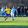 Die DJK Donaueschingen (Raphael Schorpp, rechts) gewann das Kellerderby gegen den FC Singen (Dominik Rummler) mit 21.