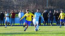 Die DJK Donaueschingen (Raphael Schorpp, rechts) gewann das Kellerderby gegen den FC Singen (Dominik Rummler) mit 21.