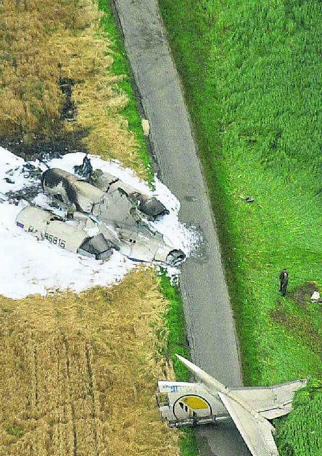 2002: Wrakteile liegen nach der Katastrophe auf einem Feld bei Überlingen.