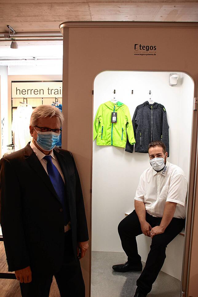Geschäftsführer Peter Müller (links) und Projektleiter Benjamin Boehm vor beziehungsweise in der Umkleidekabine.