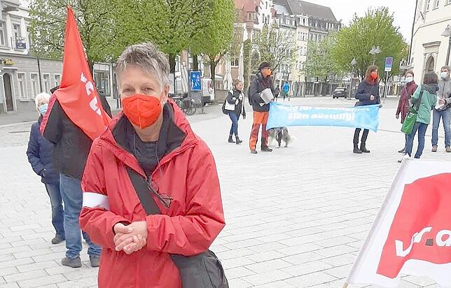 Jutta Aumüller, stellvertretende Bezirksgeschäftsführerin bei Verdi Raum Ulm-Oberschwaben – hier bei einer Aktion auf dem ...