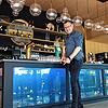 Betriebsleiter Neno Lazic freut sich auf die Eröffnung des Uferpark 57 in Überlingen und ist begeistert von dem Tresen mit virtuellem ...