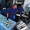 Das Küchenteam der Brasserie Colette Tim Raue (links Sarah Teis und rechts Albiri Hanny Ampouw) drapiert gegrillte Tintenfischringe in ...