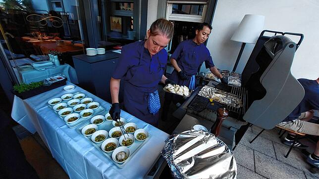 Das Küchenteam der Brasserie Colette Tim Raue (links Sarah Teis und rechts Albiri Hanny Ampouw) drapiert gegrillte Tintenfischringe in ...