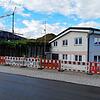 Wo sich heute Erdhügel aufhäufen, wird die Erweiterung des Feuerwehrgerätehauses realisiert. Im Vordergrund das bisherige ...