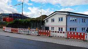 Wo sich heute Erdhügel aufhäufen, wird die Erweiterung des Feuerwehrgerätehauses realisiert. Im Vordergrund das bisherige ...