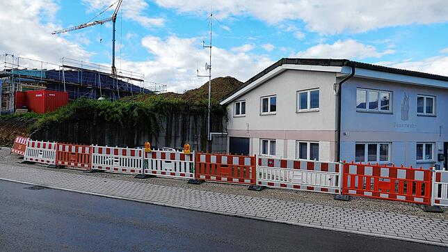 Wo sich heute Erdhügel aufhäufen, wird die Erweiterung des Feuerwehrgerätehauses realisiert. Im Vordergrund das bisherige ...
