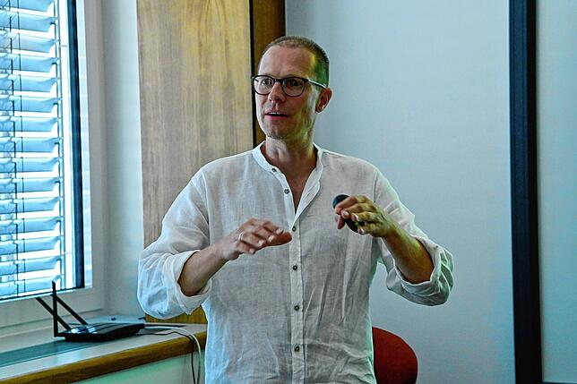 Michael Ruprecht erläutert die Situation zur E-Mobilität.