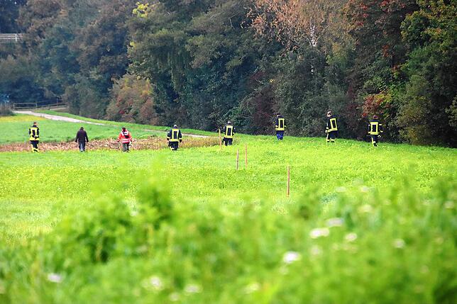 Freiwillige Einsatzkräfte von Blaulichtorganisationen machen sich am Dienstagmorgen auf die Suche nach dem verschwundenen Rainer Kenzler.