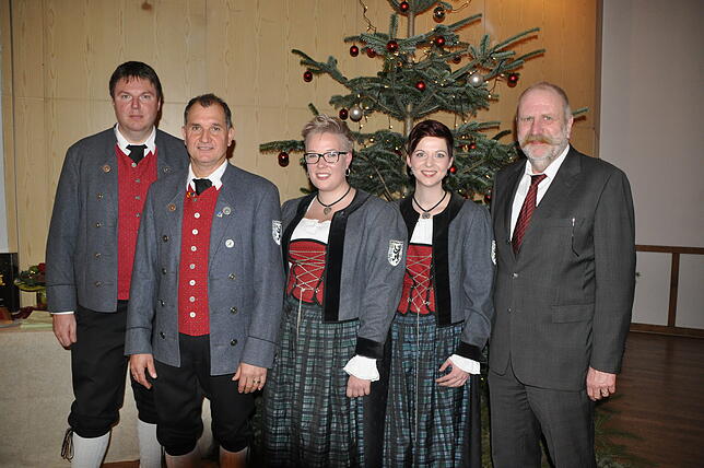 Zusammen mit Egbert Benz (rechts) vom Blasmusikverband Bodenseekreis ehrten die Vorsitzende des MV Bermatingen, Anna Reisch (2. von ...