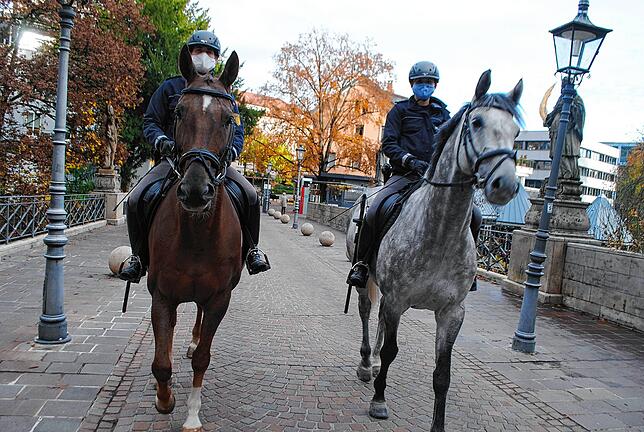 Die Polizeibeamten Christin Linowski und Kevin Shindler auf den Wallachen Gladiator und Don Capo.
