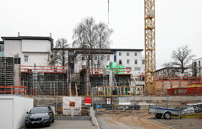 Das neue Pflegeheim auf der Mettnau wird gerade gebaut. Doch noch immer gibt es Streit um die Finanzierung, weil dafür Grundstücke ...