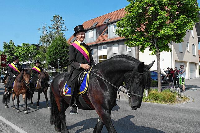 Bild 15: Bilder von der Reiterprozession zum Jubiläumsfest der Blutreitergruppe Oberteuringen