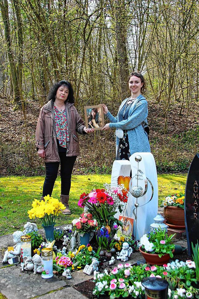 Mutter Manuela Walter und Freundin Melanie Breyer zeigen am Grab ein Bild von Kathrin Walter. Die Mutter ist jeden Tag hier.