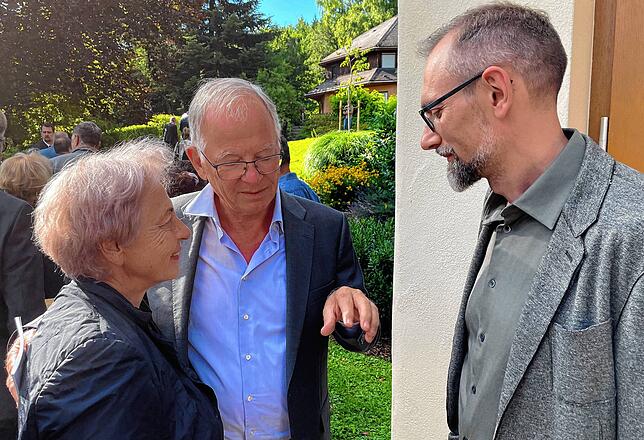 Bruno Wegmüller (mitte) war vor 20 Jahren Leiter der Camphill-Schulgemeinschaft. MIt Angehörigen der Opfer tauscht er Erinnerungen aus.