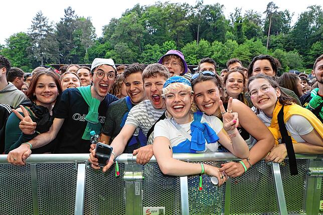 Bild 25: Strahlende Festival-Fans! Am ersten Nachmittag steigt die Stimmung