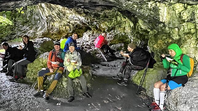 Nach rund 60 Kilometern fanden die Wanderer des Hegau 24 Schutz in der steinzeitlichen Höhle Kesslerloch bei Thayngen, in der Mitte ...
