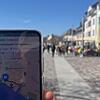 Auf einer vollen Uferpromenade soll es schnell zu nächsten Toilette gehen, wenn die Blase drückt. Mit der „Toilet Finder“-App lässt sich ...