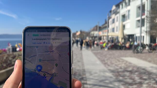 Auf einer vollen Uferpromenade soll es schnell zu nächsten Toilette gehen, wenn die Blase drückt. Mit der „Toilet Finder“-App lässt sich ...