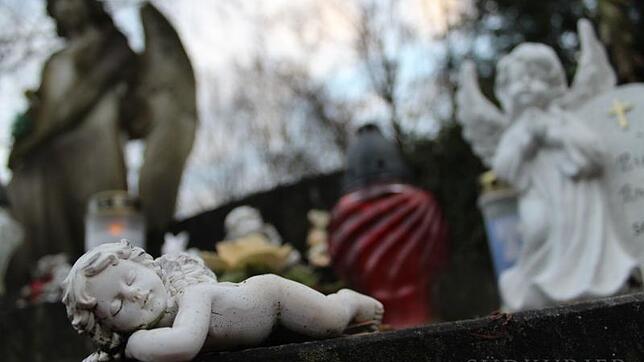 Ein schlafender Engel an einer Grabstätte für Sternenkinder auf dem Friedhof in Überlingen. Als Sternenkinder werden Kinder bezeichnet, ...