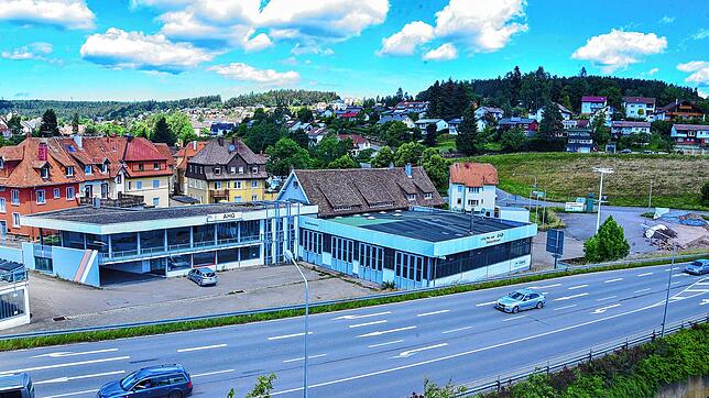 Auf dem Gelände eines ehemaligen Autohauses zwischen Bundesstraße und Alte Landstraße will Aldi neu bauen. Am Mittwoch wurde das Konzept ...