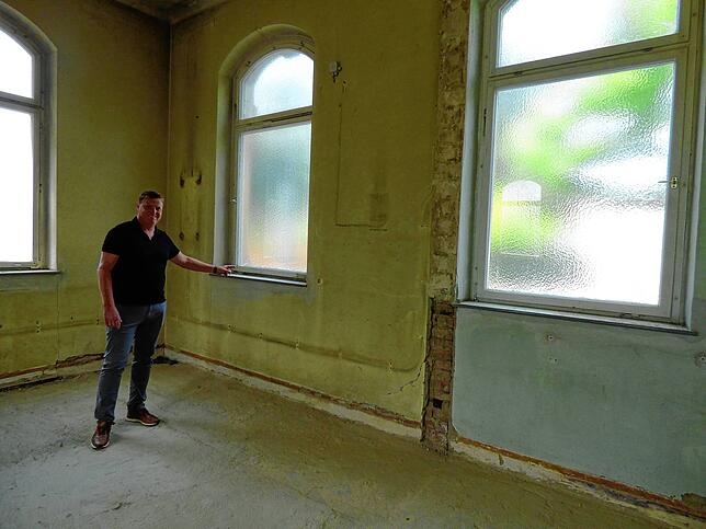 Architekt Sascha Daschmann im Erdgeschoss, hier zieht die Landbäckerei Baader ein. Die Stadt hatte sich für das Erdgeschoss auch noch ...