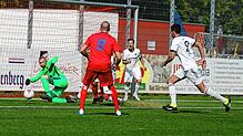 Dicke Luft herrschte immer wieder im Strafraum des FC Walbertsweiler-Rengetsweiler (Torhüter Nico Specker). Der Tabellenführer aber ...