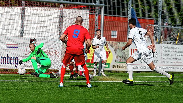 Dicke Luft herrschte immer wieder im Strafraum des FC Walbertsweiler-Rengetsweiler (Torhüter Nico Specker). Der Tabellenführer aber ...