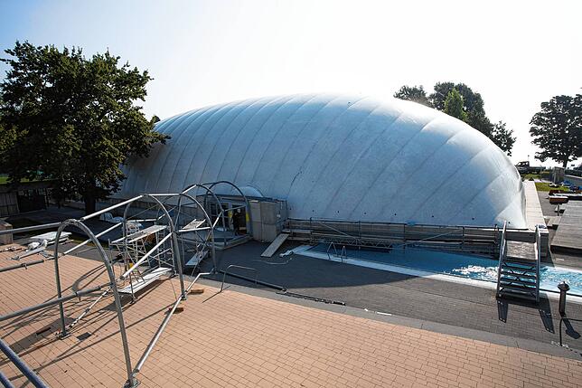 Als Ersatz für das abgebrannte Schwaketenbad in Konstanz wurde zeitweise eine Traglufthalle aufgebaut. In ihr befindet sich ein ...