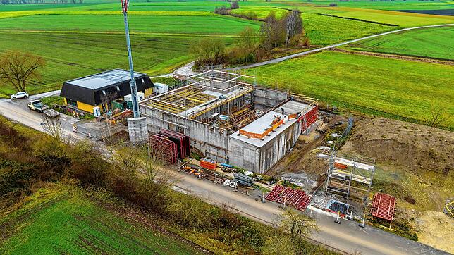 Deutlich zeichnen sich seit Baubeginn im Oktober 2021 die Fortschritte beim Wasserwerk-Neubau an der Schabelwiese, direkt neben dem ...