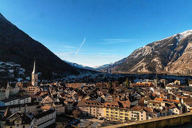 Chur, die älteste Stadt der Schweiz, liegt eingebettet im Bergpanorama.