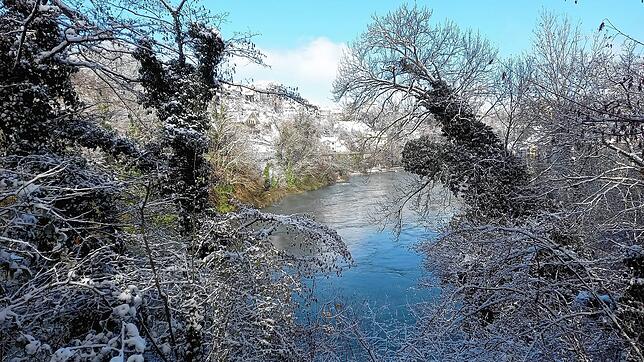 Winter am Rhrinufer Laufenburg am 3. Dezember 2023.