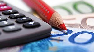 Angesichts der Finanzlage muss Triberg den Rotstift ansetzen. Bild: pit24/stock.adobe.com