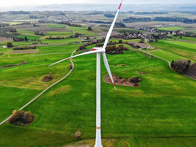 Zwischen Heiligenberg und Pfullendorf stehen (oberhalb von Straß, beziehungsweise Hattenweiler) drei Windkraftanlagen.