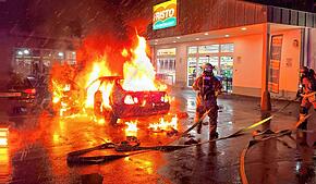 Die Feuerwehr löscht am Abend des 2. Januar 2025 ein brennendes Auto auf dem Parkplatz eines Getränkemarktes in Schwenningen. Jetzt ...