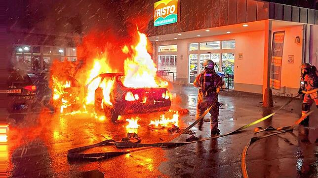 Die Feuerwehr löscht am Abend des 2. Januar 2025 ein brennendes Auto auf dem Parkplatz eines Getränkemarktes in Schwenningen. Jetzt ...