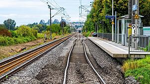So sieht das Gleis aus, wenn der alte Schotter entfernt ist.