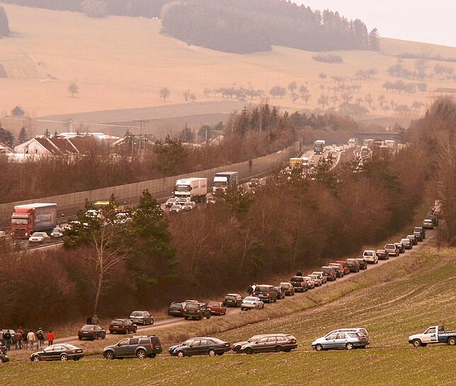 Tausende bringen sich am 17. Januar 2007 „in Stellung“ rund um Geisingen. Sei es am Amtenstieg nördlich der Autobahn, was ...