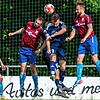 Augen zu: Zum Kopfball steigen die Albbrucker Frank Bächle (links) und Timm Steinle (rechts) gegen den Obersäckinger Mark Danner. Der SV ...