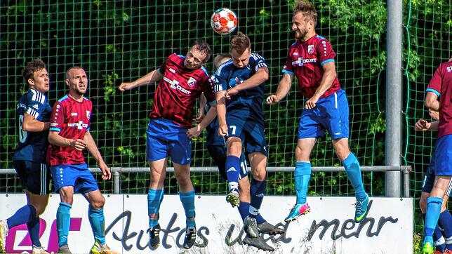 Augen zu: Zum Kopfball steigen die Albbrucker Frank Bächle (links) und Timm Steinle (rechts) gegen den Obersäckinger Mark Danner. Der SV ...